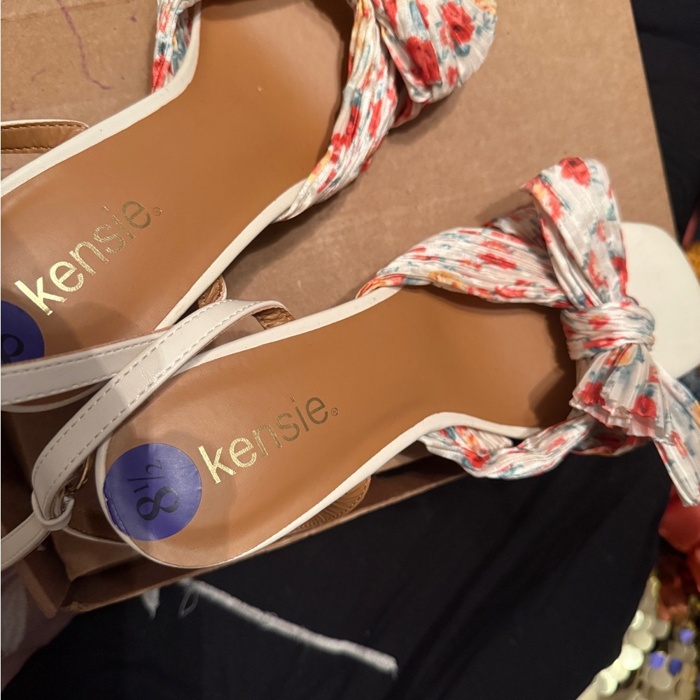 Kensie Women's Floral Sandals - White and Red